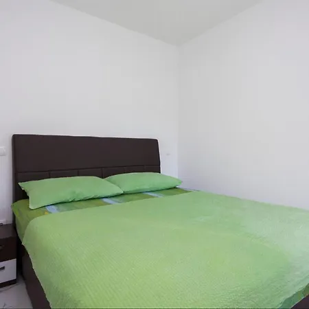 1 Bedroom Lovely In דירה