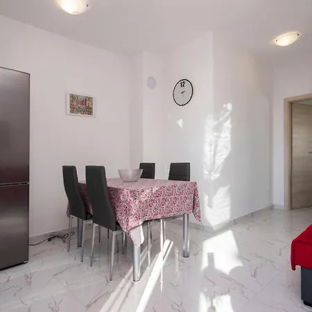 1 Bedroom Lovely In רוגוזניצה