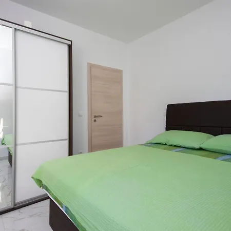 1 Bedroom Lovely In דירה רוגוזניצה