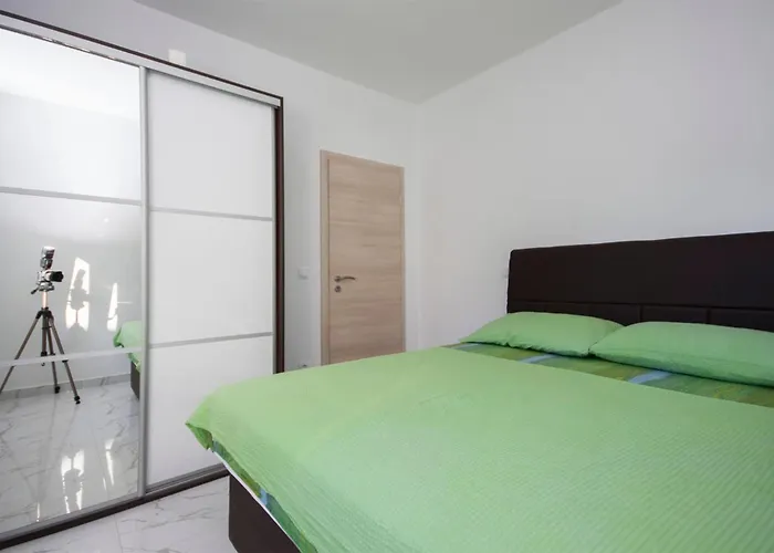 1 Bedroom Lovely In דירה רוגוזניצה